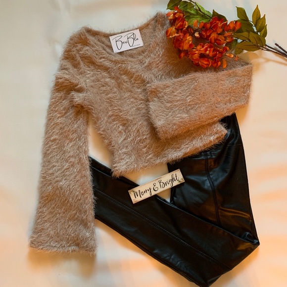 SOLD 🌺Faux Leather Leggings - Picture 11 of 12